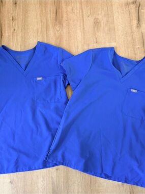FIGS Women’s Royal Blue Catarina Medium Scrub Tops/Set